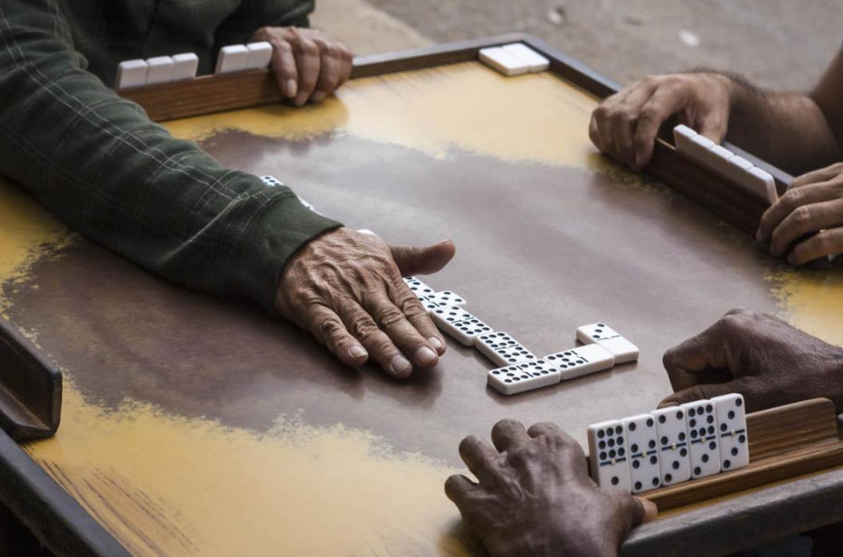Personas jugando dominó cubano doble 9